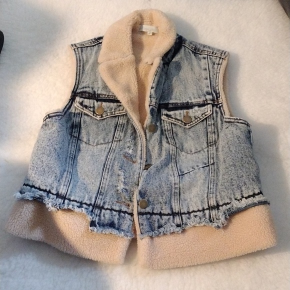 Denim Sherpa-Lined Vest - Picture 5 of 6